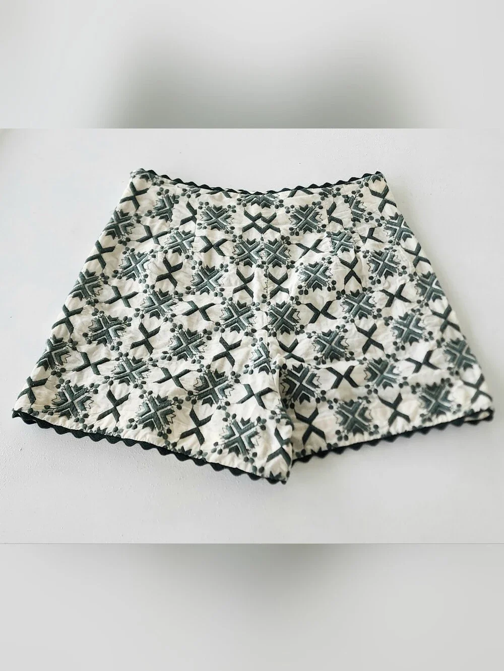 Zara Cream and Black Patterned Scallop-Hem Shorts - Picture 3 of 8